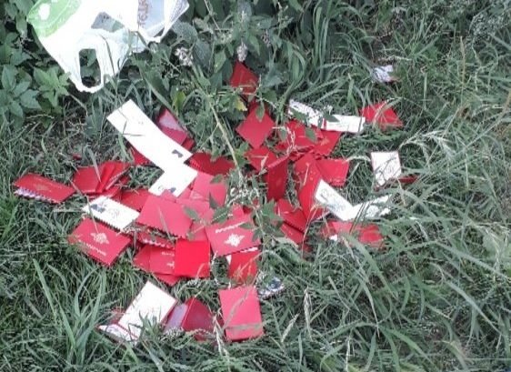 Пачку служебных удостоверений выбросили в Екатеринбурге